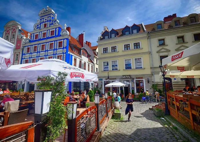 City Center, Sunny Spacious Luxury!
